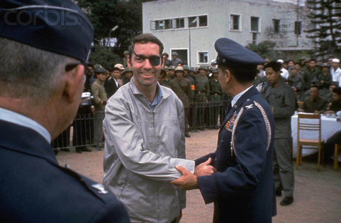 Hà Nội 1973. Trung tá Lewis W. Shattuck được chào đón trở về tại sân bay Gia Lâm sau khi bị quân đội Việt Nam bắt giữ tại trạm tập trung Ngã Tư Sở. Ảnh. Corbis.